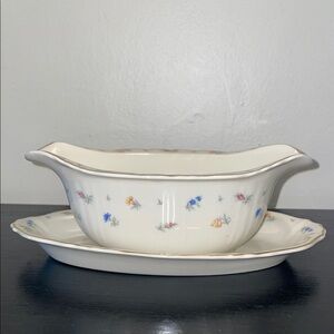 Syracuse China Suzanne gravy boat w an attached underplate. Vintage. 40’s-70’s‎